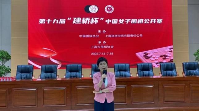 曼联明夏的引援目标一定是本菲卡中卫安东尼奥-席尔瓦，球员合同中存在约1亿欧元的解约金条款，初步谈判已经展开。